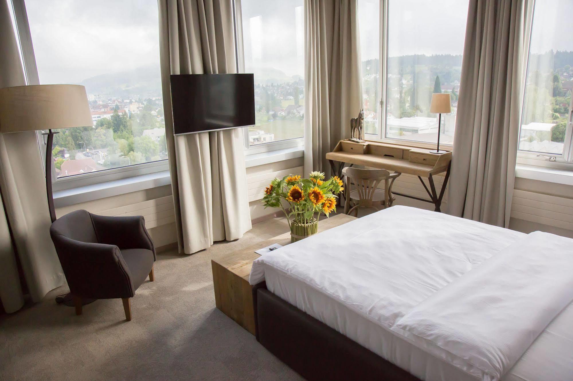 Glashaus Hotel Menziken ภายนอก รูปภาพ
